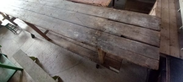 παλιά ξύλινα τραπέζια πολύ μακριά,τετράμετρα, τραπέζια εργασίας απο παλιές ξύλινες σανίδες, τραπέζι για πολλά άτομα, χειροποίητο, πάγκος εργασίας,industrial design