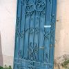 παλιά σιδερένια πόρτα με καράβολους και οβάλ αψίδα στο πάνω μέρος, μασίφ σε μπλε χρώμα, βαριά καγκελόπορτα, εξώπορτα κήπου,αυλόπορτα βαριά κατασκευή, χειροποίητη