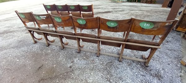 παλιά ξύλινα καθίσματα κινηματογράφου-θεάτρου,παλιές καρέκλες σινεμά ενωμένες,αριθμημένα με 4 και με 6 καθίσματα