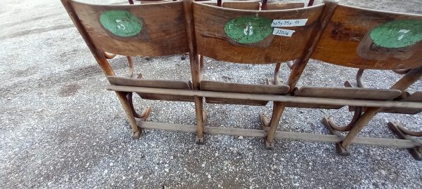 παλιά ξύλινα καθίσματα κινηματογράφου-θεάτρου,παλιές καρέκλες σινεμά ενωμένες,αριθμημένα με 4 και με 6 καθίσματα