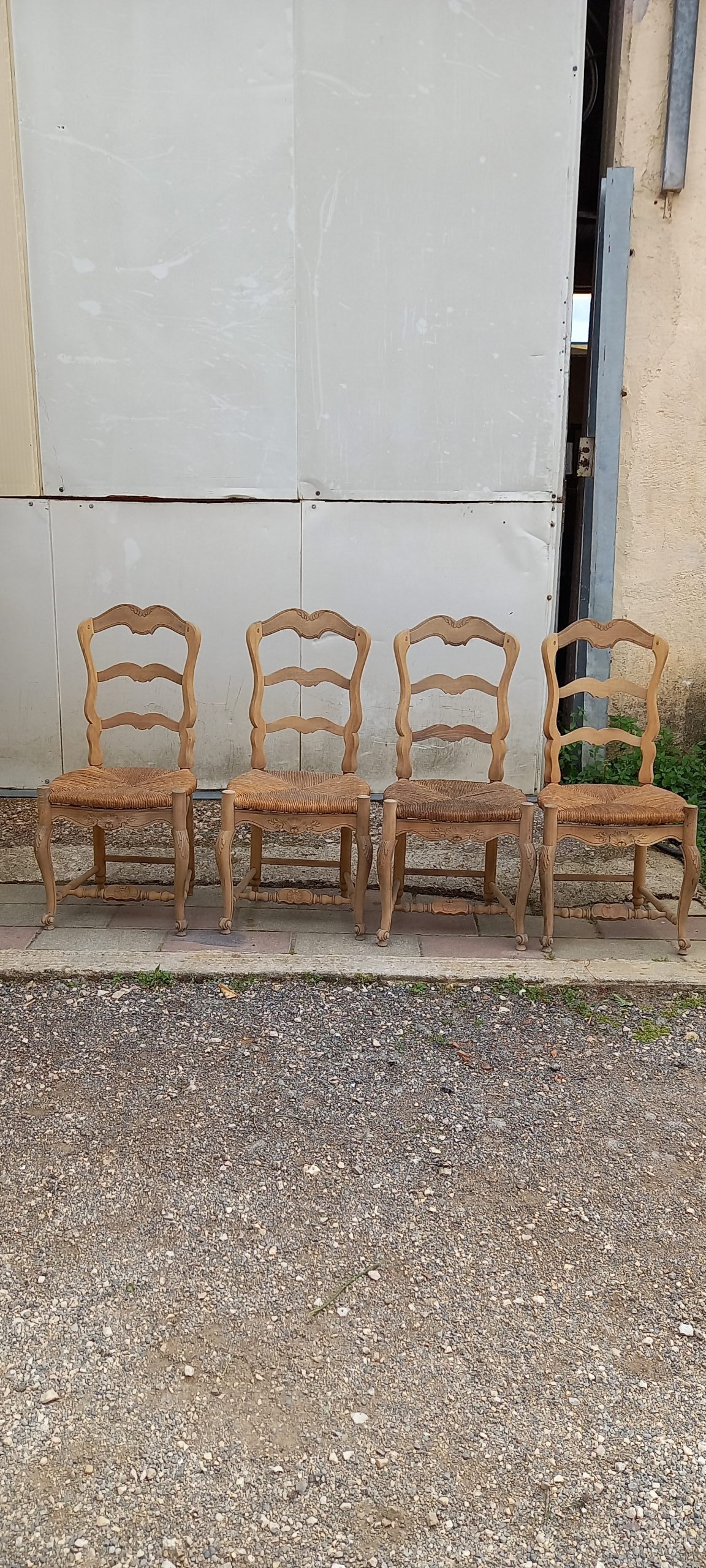 σετ από έξι ξύλινες καρέκλες ,χειροποίητες με ψάθινο κάθισμα ,χωριάτικο στυλ, με σκαλίσματα στην πλάτη και στα πόδια ,σε φυσικο χρωμα ξυλου