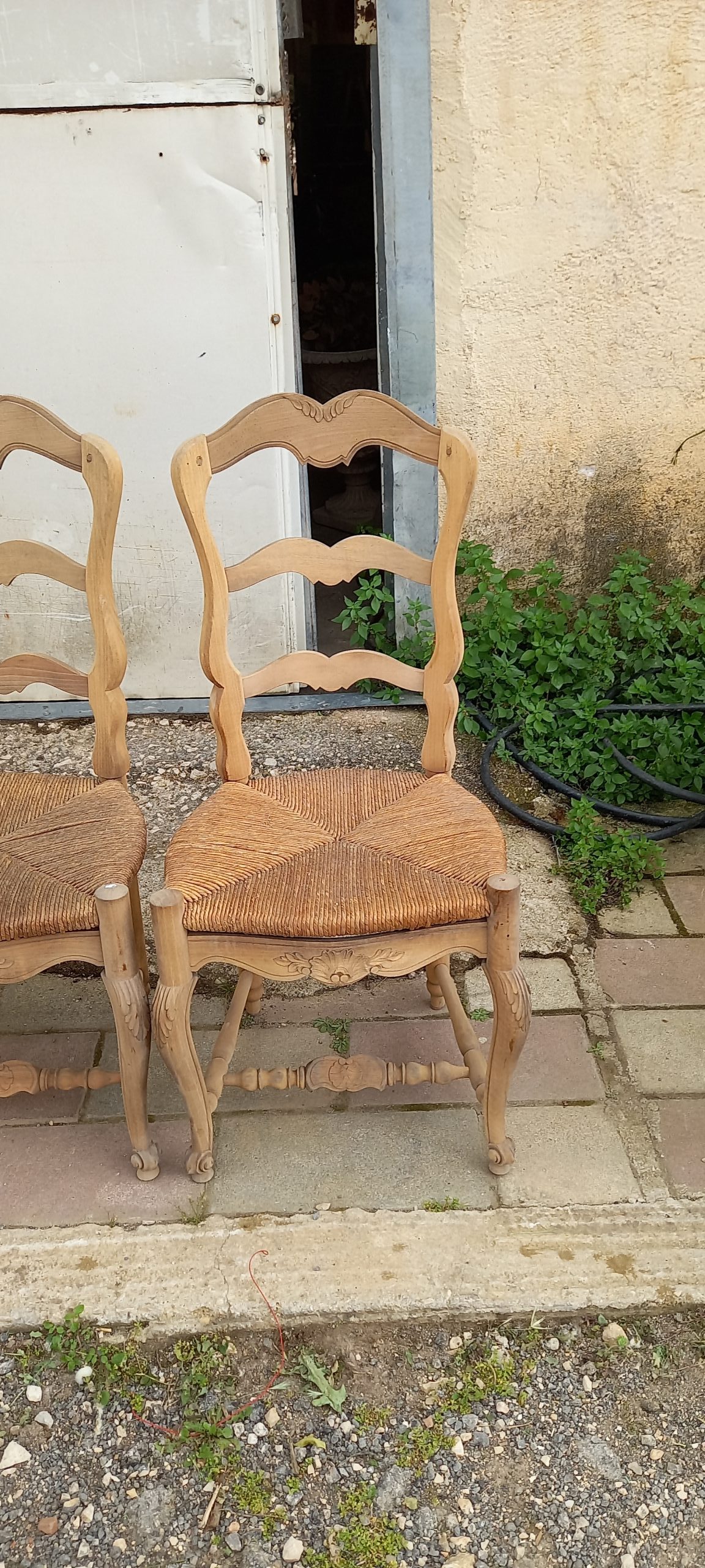 σετ από έξι ξύλινες καρέκλες ,χειροποίητες με ψάθινο κάθισμα ,χωριάτικο στυλ, με σκαλίσματα στην πλάτη και στα πόδια ,σε φυσικο χρωμα ξυλου