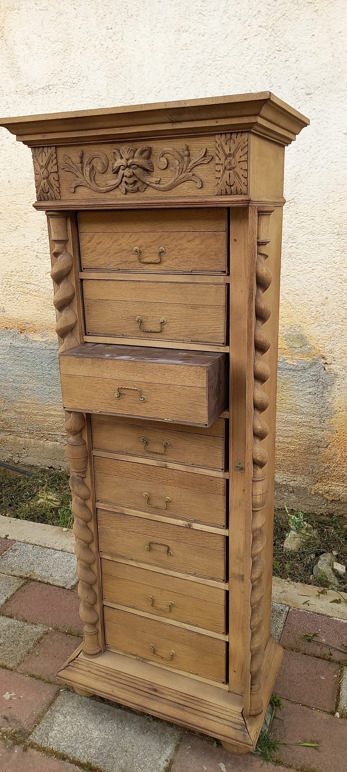 παλιό ξύλινο ερμάρι από καρυδιά, παλιο ντουλάπι, παλιό έπιπλο αποθήκευσης με οχτώ συρτάρακια-ντουλαπάκια που βγαίνουν και ξεδιπλώνουν,σκαλίσματα στα πλαινά και στο πάνω μέρος και αναδιπλούμενη πλαινή κολώνα με κλειδαριά (λειπει το κλειδί)