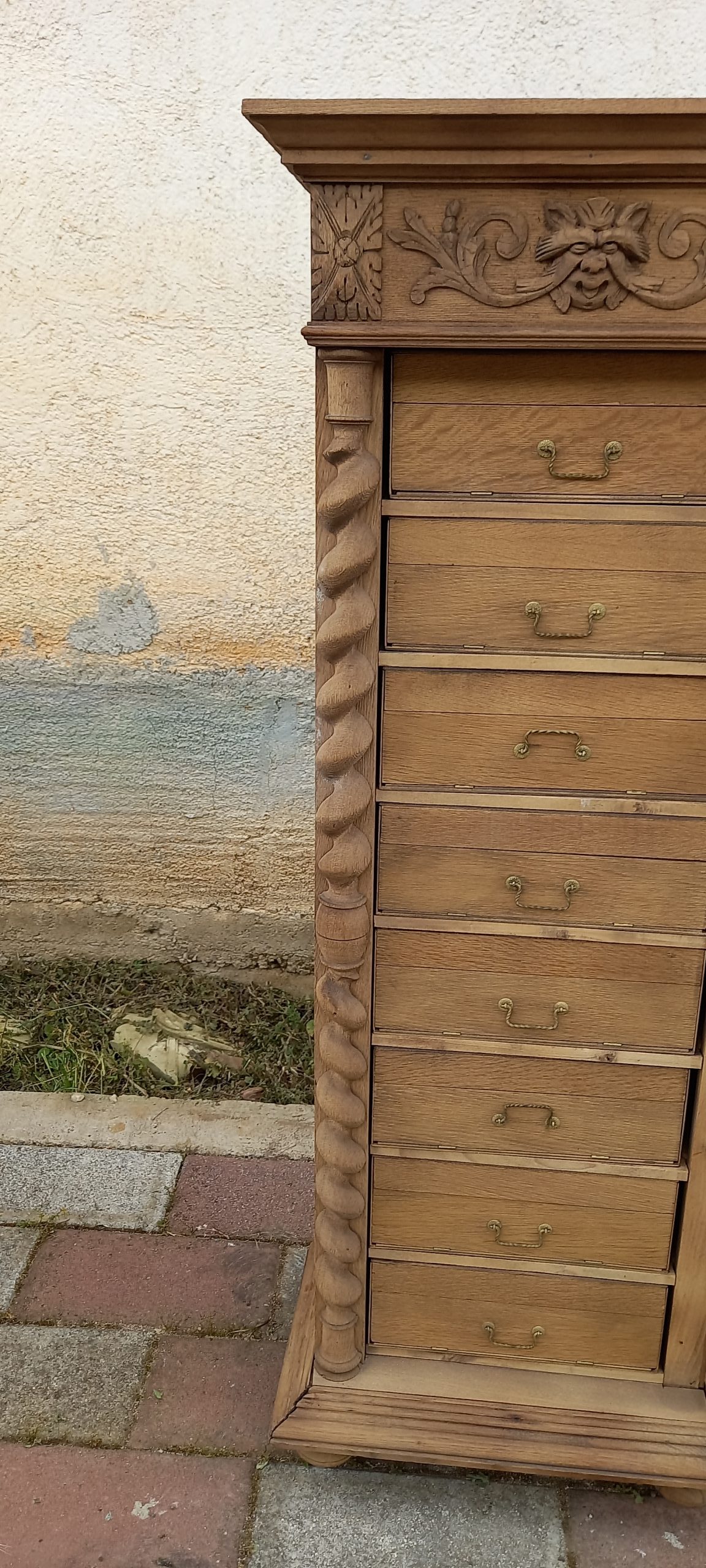 παλιό ξύλινο ερμάρι από καρυδιά, παλιο ντουλάπι, παλιό έπιπλο αποθήκευσης με οχτώ συρτάρακια-ντουλαπάκια που βγαίνουν και ξεδιπλώνουν,σκαλίσματα στα πλαινά και στο πάνω μέρος και αναδιπλούμενη πλαινή κολώνα με κλειδαριά (λειπει το κλειδί)