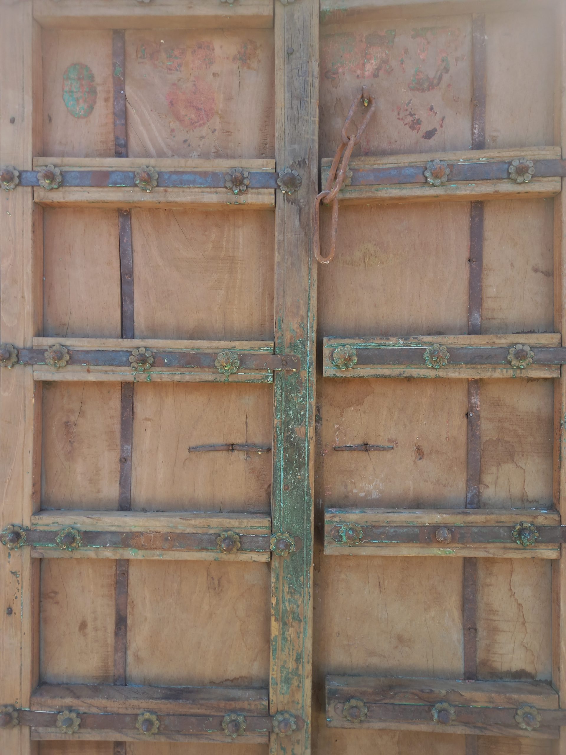 παλιές ξύλινες πόρτες ζευγάρι,σε φυσικό χρώμα ξύλου, με πράσινες λεπτομέρειες, και σδερένια ελάσματα διακοσμημένα με ροζέτες, ύψος 196 , πλάτος 115 εκ, πάχος 10 εκ