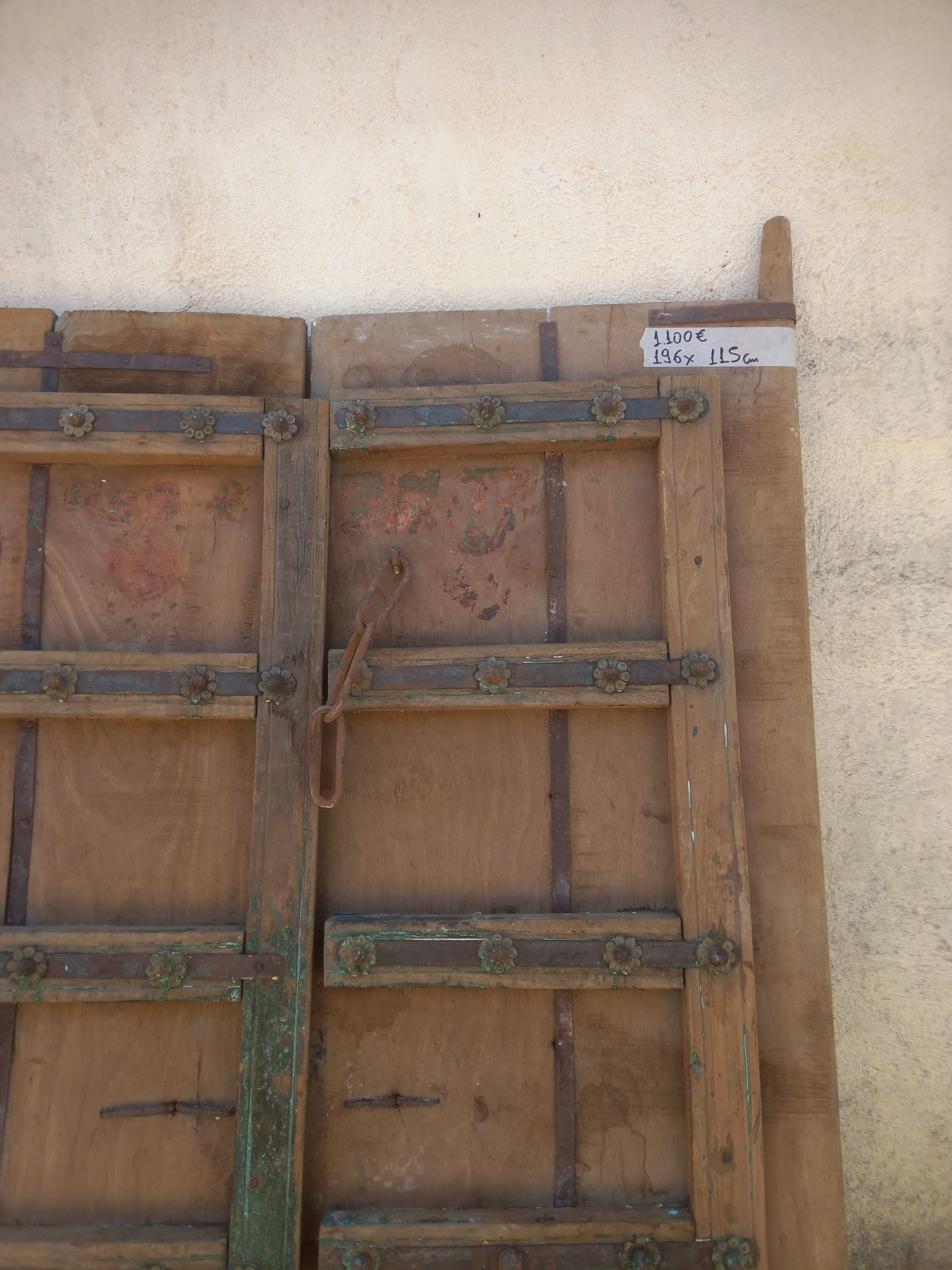 παλιές ξύλινες πόρτες ζευγάρι,σε φυσικό χρώμα ξύλου, με πράσινες λεπτομέρειες, και σδερένια ελάσματα διακοσμημένα με ροζέτες, ύψος 196 , πλάτος 115 εκ, πάχος 10 εκ