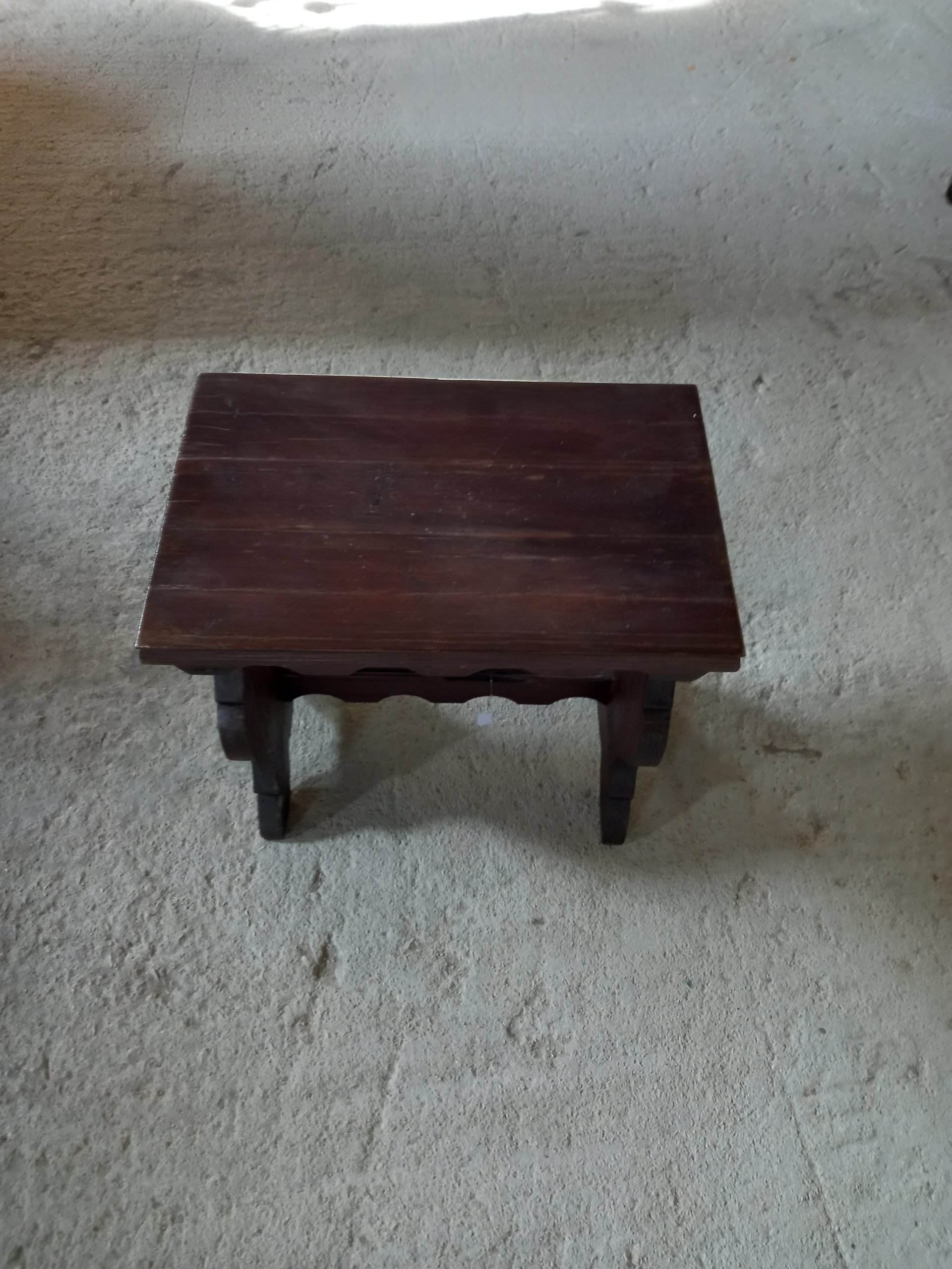 παλιό μικρό ξύλινο σκαμπό σε σκούρο χρώμα, παλιό μικρό σκαλιστό καθισματάκι, μικρό καρεκλάκι,τραπεζάκι βοηθητικό με σκαλίσματα στα πόδια,παλιό επιπλάκι χειροποίητο