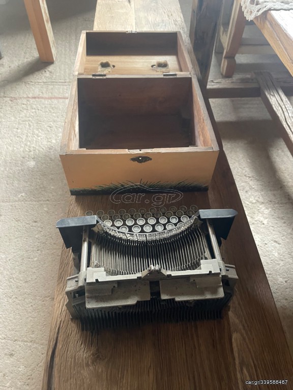 Γραφομηχανή , παλιό εργαλείο μηχάνημα γραφής , μικρή γραφομηχανή με ελληνικό πληκτρολόγιο σε αριστη κατάσταση, με ξύλινο κουτί αποθήκευσης ζωγραφισμένο στο χέρι