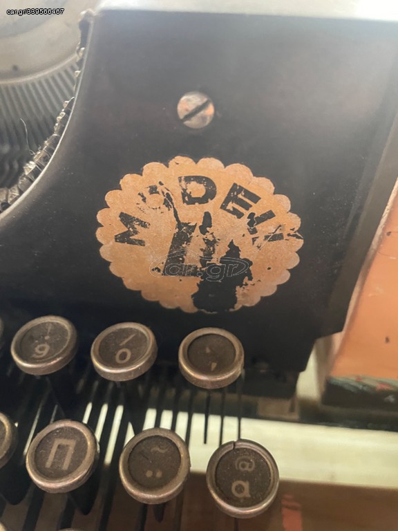Γραφομηχανή , παλιό εργαλείο μηχάνημα γραφής , μικρή γραφομηχανή με ελληνικό πληκτρολόγιο σε αριστη κατάσταση, με ξύλινο κουτί αποθήκευσης ζωγραφισμένο στο χέρι