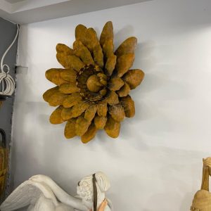Μεγάλη μεταλλική μαργαρίτα σε καφέ χρώμα της σκουριάς, μεγάλο διακοσμητικό λουλούδι τοίχου
