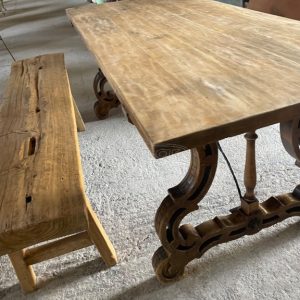 Τραπέζι φαγητού, μεγάλη φαρδιά τραπεζαρία, παλιό ξύλινο έπιπλο με σιδερένια βάση, μεταλλικά πόδια