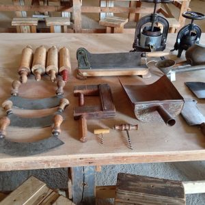 Παλιά ξύλινα μαγειρικά εργαλεία ,κουζινικά σκεύη ,κουζινικά εργαλεία, παλιά εργαλεία κουζίνας, μεταλλικά ,ξύλινα, πλάστες, μαχαίρες, τυρμπουσόν, μεταλλικοί στίφτες...