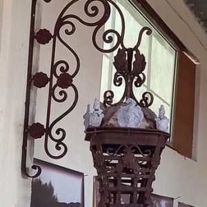 παλιά σιδερένια φωτιστικά τοίχου με καράβολους και φυλλαράκια και με λευκές λεπτομέρειες (πρόσωπο μέδουσας, και άνθη) με σιδερένια γωνία με καράβολους και ροζέτες , απλικα τοίχου, παλιό σιδερένιο φαναρι,χειροποίητο, εντυπωσιακό κομμάτι με περίτεχνο διάκοσμο, βαρύ, vintage