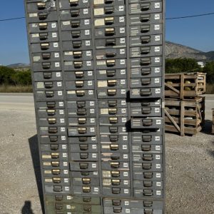 Μεγάλη παλιά ξύλινη συρταριέρα ,ράφι, ραφιέρα , συρτάρι τυπογραφείου, ντουλάπα στρατού , ντουλάπι αρχείου αρχειοθέτησης , συρταρακια ταχυδρομείου, ντουλάπα τελωνείου παλιό ξύλινο έπιπλο, vintage decor, industrial design