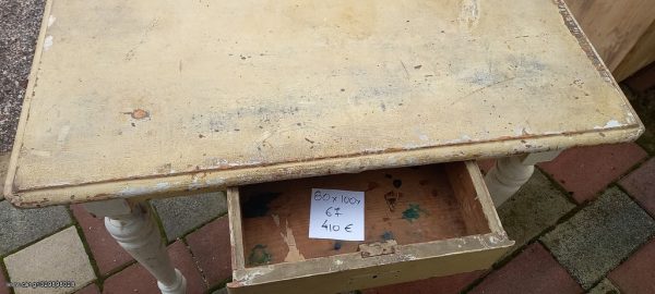 παλιό ξύλινο τραπέζι φαγητού με λευκά σκαλιστά πόδια και κίτρινη επιφάνεια , με συρτάρι ,τραπέζι κουζίνας, τραπεζάκι, γραφείο, βοηθητικό έπιπλο για κουζίνα ,χολ, γραφείο, σαλόνι ,χειροποίητο έπιπλο