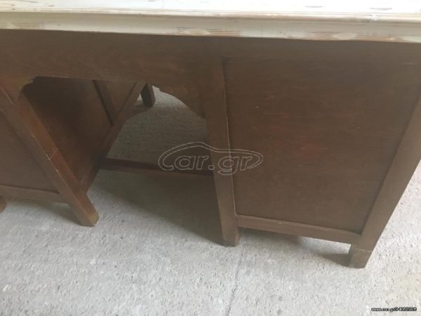 Γραφείο ξύλινο μασίφ ανακατασκευασμένο, παλιό του προηγούμενου αιώνα του 1920, συντηρημένο, αυθεντικό. Το καπάκι του φιλοτεχνημένο από την αρχή, χτισμένο με κομμάτια παλιάς ξυλείας από όλη την Ελλάδα