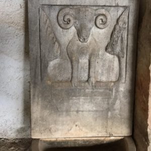 Παλιά ελληνική λευκό μαρμάρινη σκαλιστή ανάγλυφη κρήνη με γούρνα ,μαρμάρινη βρύση,  με κριάρι χειροποίητο γλυπτό βαριά κατασκευή