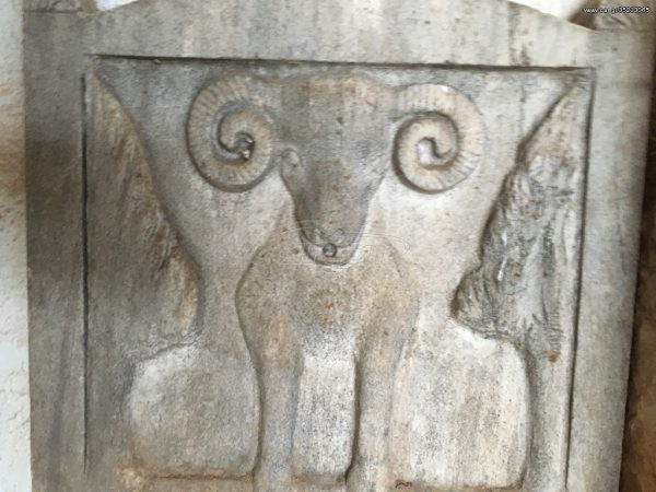 Παλιά ελληνική λευκό μαρμάρινη σκαλιστή ανάγλυφη κρήνη με γούρνα ,μαρμάρινη βρύση,  με κριάρι χειροποίητο γλυπτό βαριά κατασκευή