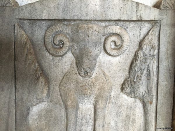Παλιά ελληνική λευκό μαρμάρινη σκαλιστή ανάγλυφη κρήνη με γούρνα ,μαρμάρινη βρύση,  με κριάρι χειροποίητο γλυπτό βαριά κατασκευή