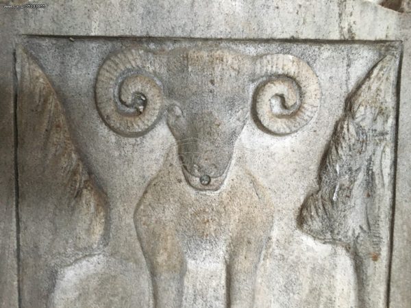 Παλιά ελληνική λευκό μαρμάρινη σκαλιστή ανάγλυφη κρήνη με γούρνα ,μαρμάρινη βρύση,  με κριάρι χειροποίητο γλυπτό βαριά κατασκευή