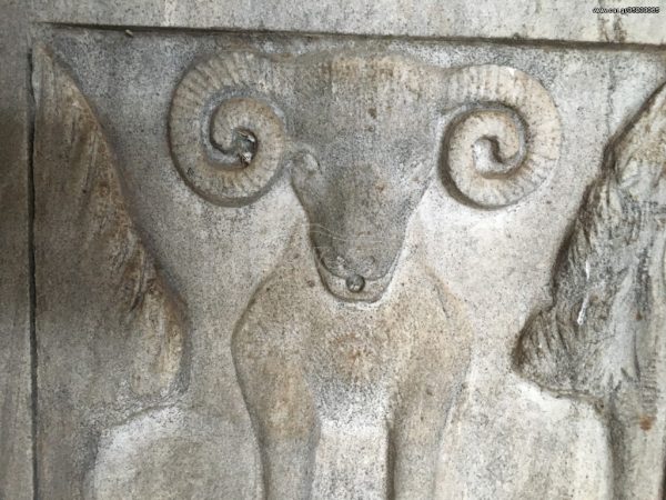 Παλιά ελληνική λευκό μαρμάρινη σκαλιστή ανάγλυφη κρήνη με γούρνα ,μαρμάρινη βρύση,  με κριάρι χειροποίητο γλυπτό βαριά κατασκευή