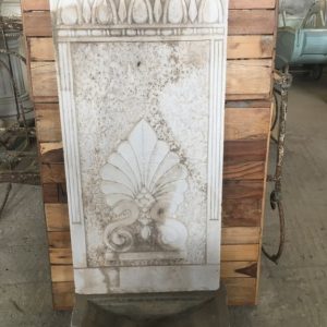 παλιά μαρμάρινη βρύση με  γούρνα, από παλιό ελληνικό λευκό μάρμαρο για εντοίχιση, διακοσμημένο με ανθέμιο αρχιτεκτονικό υλικό νεοκλασικό στοιχείο διακόσμησης