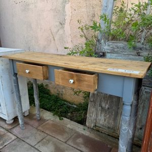 ξύλινη κονσόλα ανακατασκευασμένη από παλιό καπάκι, με 2 συρταράκια και γκρι χρώμα στα ποδια,, παλιό ξύλινο έπιπλο, εταζέρα, κρυσταλιέρα, κομό, ντουλάπα, ντουλάπι  έπιπλο αντίκα χειροποίητη κατασκευή διακοσμημένο