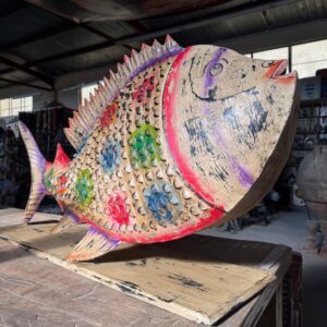 Κρεμαστό πολύχρωμο φωτιστικό μεταλλικό σε σχήμα ψαριού με διάτρητο σχέδιο, για εσωτερική και εξωτερική χρήση. Ιδανικό για διακόσμηση κατοικίας, κήπου, βεράντας ή εξωτερικών χώρων – συνδυάζει μοναδικό στυλ, ανθεκτικότητα και θαλασσινό χαρακτήρα.