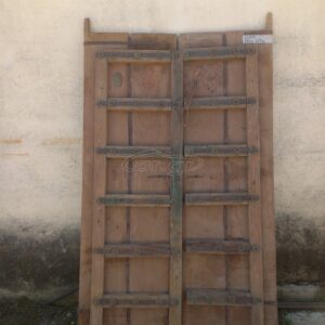 παλιές ξύλινες πόρτες ζευγάρι,σε φυσικό χρώμα ξύλου, με πράσινες λεπτομέρειες, και σιδερένια ελάσματα διακοσμημένα με ροζέτες, ύψος 196 , πλάτος 115 εκ, πάχος 10 εκ,...παλιές ξύλινες πόρτες, βαριές, συντηρημένες ,χειροποίητες, ιδανικές για χρήση ή για εσωτερική διακόσμηση